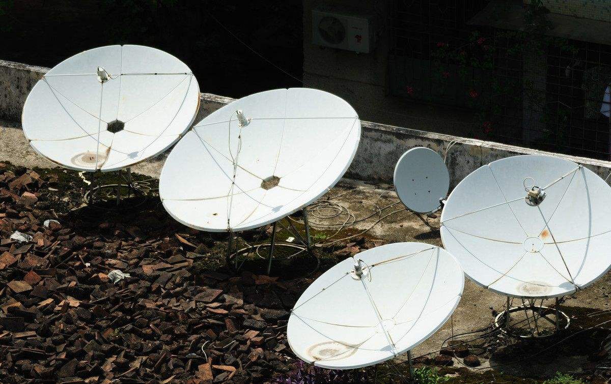 无线智能电视与卫星锅对比_卫星锅安装管理政策_电视天线卫星锅怎么装