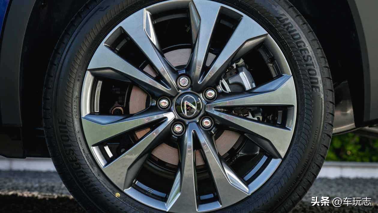 gs300h f sport_ 雷克萨斯UX300h 2024 新技术 全能驱动系统 _雷克萨斯UX300h 2024评测 混合动力 SUV 精致升级 