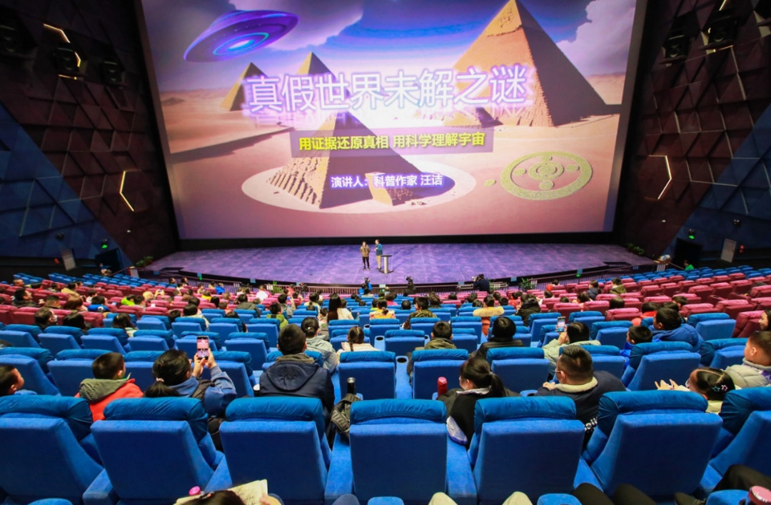 中国科普作协会员，科普影视编剧、导演，“科学声音”成员汪诘老师正在给小朋友们做科普讲解。