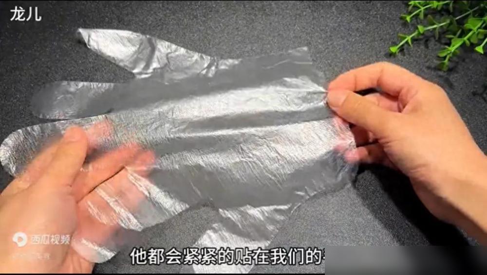 戴手套的正确方法_防护手套的使用方法_一次性手套使用注意事项