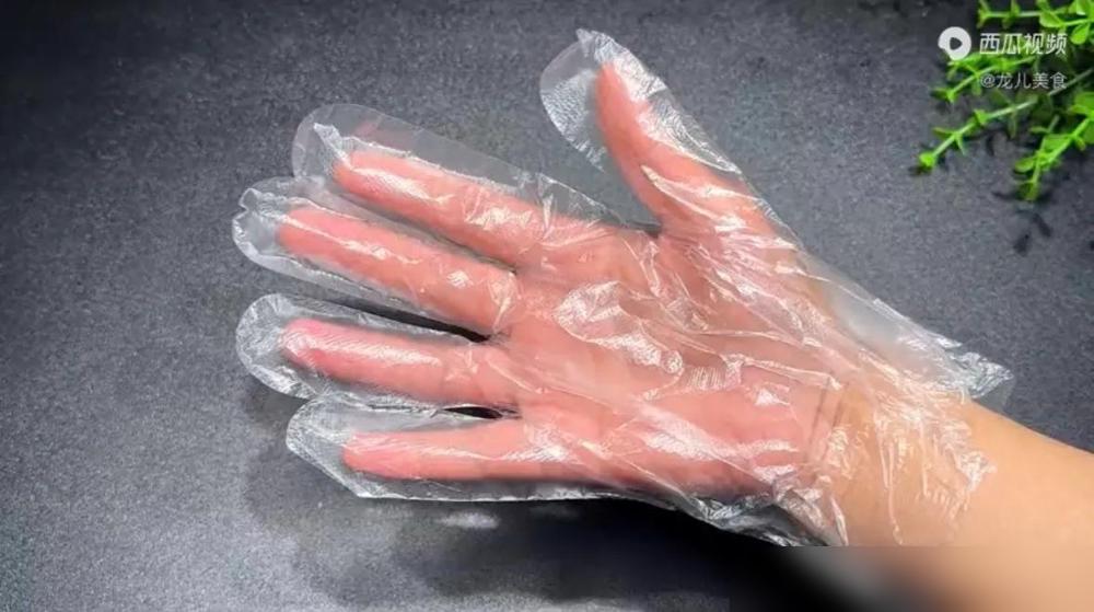 防护手套的使用方法_戴手套的正确方法_一次性手套使用注意事项