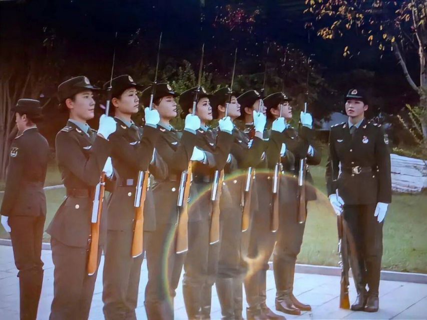 解放军仪仗队女兵选拔标准_仪仗队女兵阅兵训练方案_拉拉裤的穿法图片