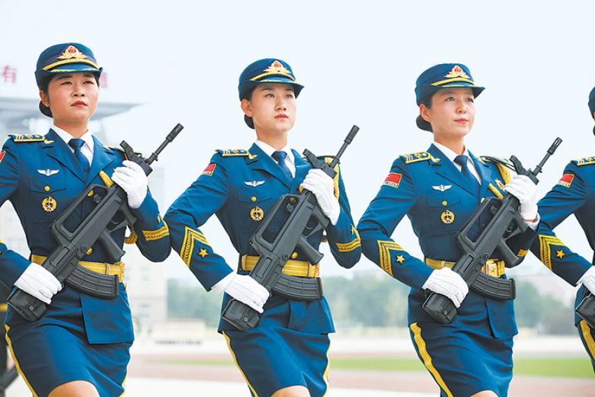 拉拉裤的穿法图片_解放军仪仗队女兵选拔标准_仪仗队女兵阅兵训练方案